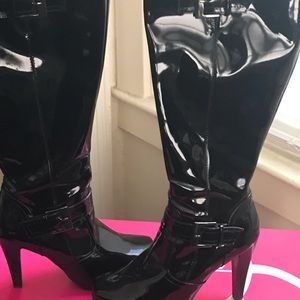 Beautiful knee-high patent leather boots size. 10